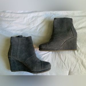 TOMS Desert Wedge High Dark Grey Suede bootie